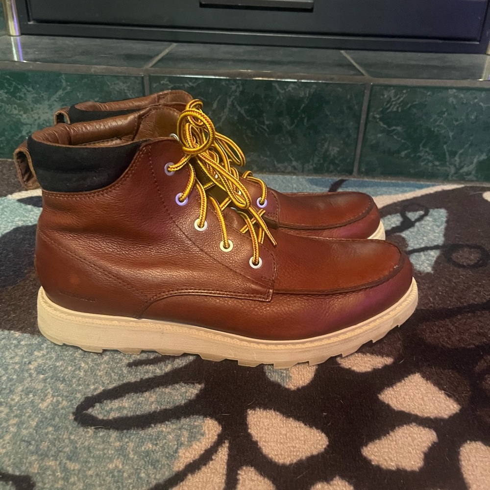 Men’s SOREL brown Waterproof winter boots size 11. Great preowned condition.